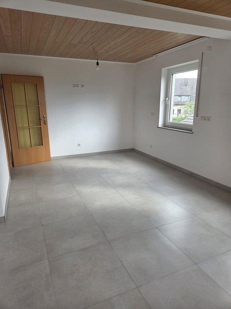 Prenájom bytu 4-izbový 110 m², Steigstraße 3, Thüngersheim, Bavorsko Prenájom bytu 4-izbový 110 m², Steigstraße 3, Thüngersheim, Bavorsko