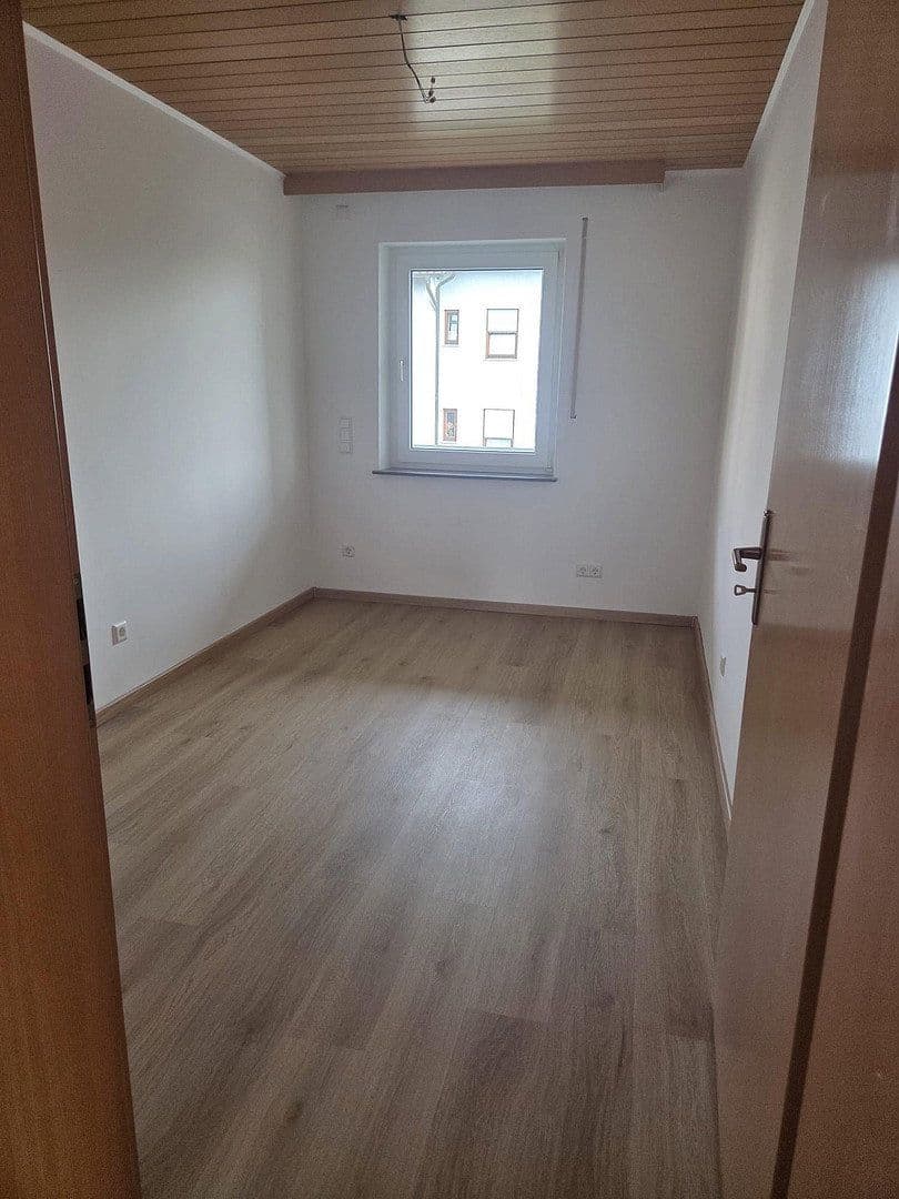 Prenájom bytu 4-izbový 110 m², Steigstraße 3, Thüngersheim, Bavorsko Prenájom bytu 4-izbový 110 m², Steigstraße 3, Thüngersheim, Bavorsko