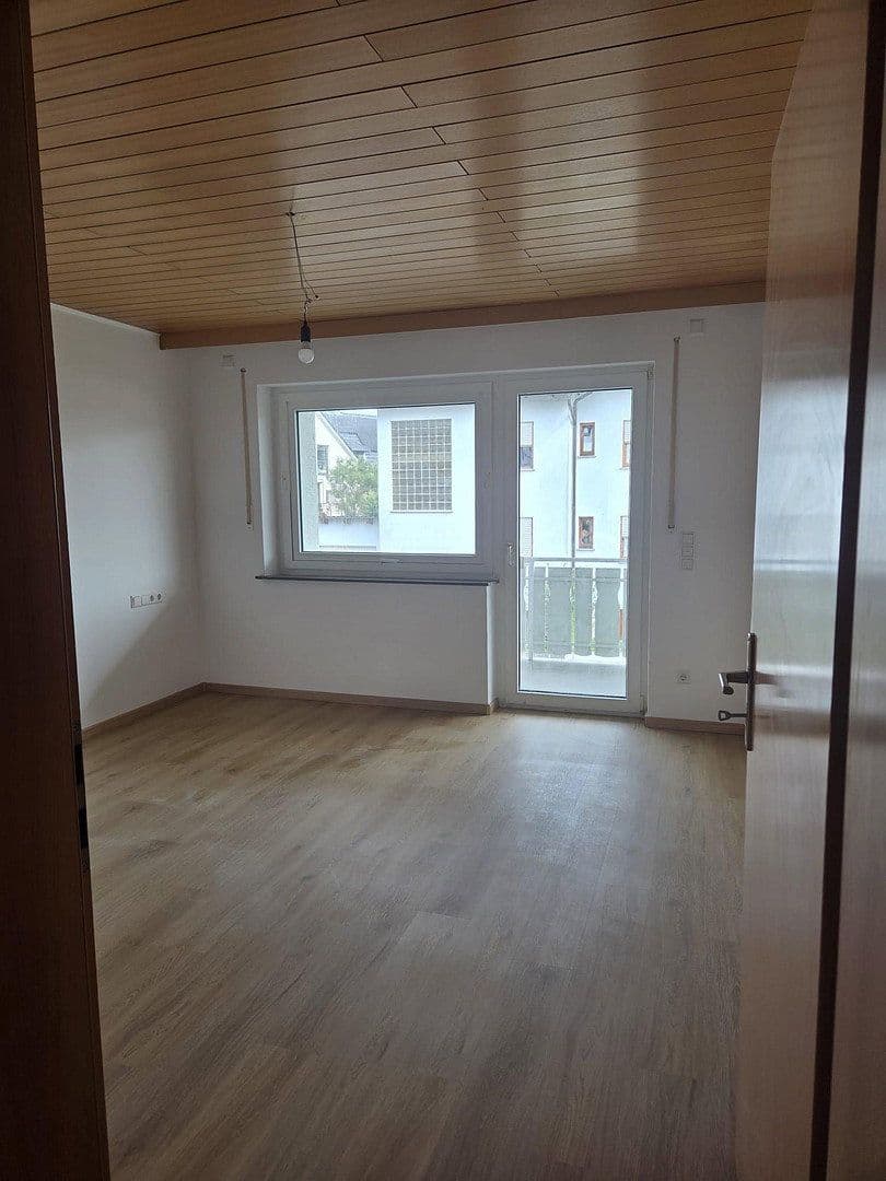 Prenájom bytu 4-izbový 110 m², Steigstraße 3, Thüngersheim, Bavorsko Prenájom bytu 4-izbový 110 m², Steigstraße 3, Thüngersheim, Bavorsko