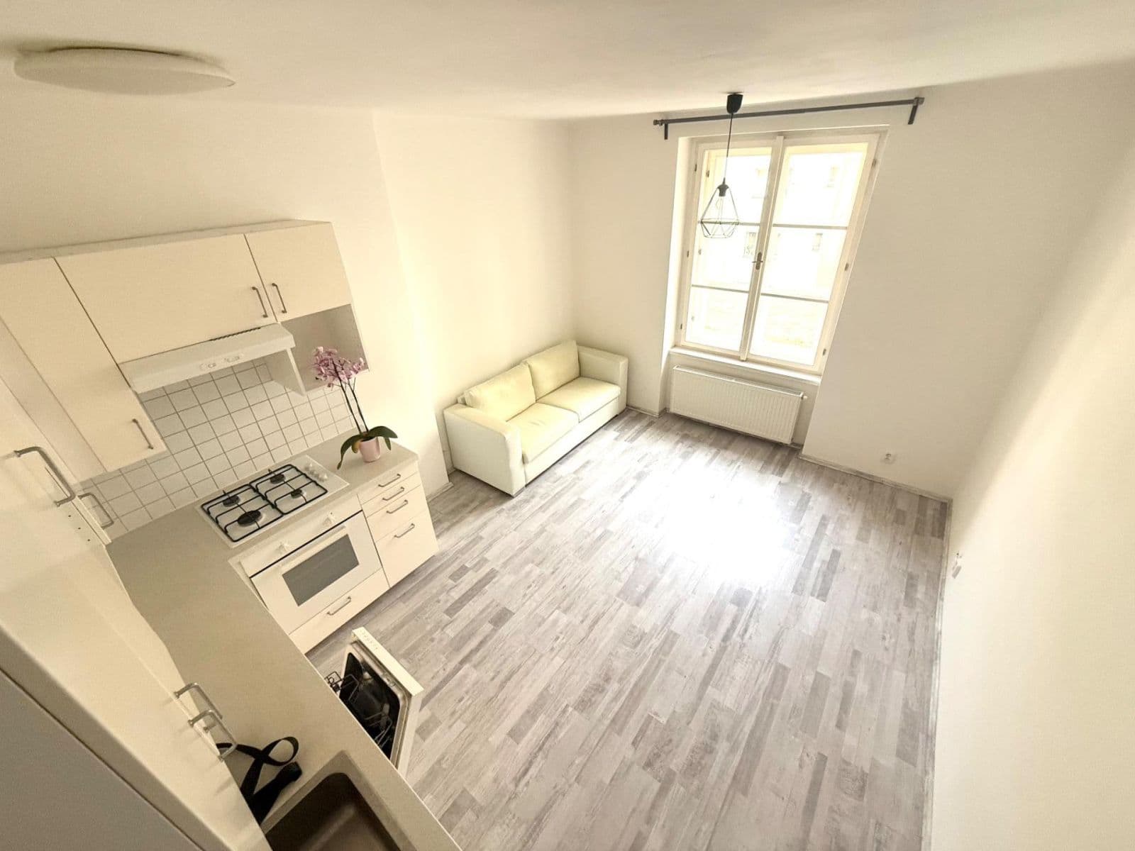 Prenájom bytu 2-izbový 38 m², Žerotínova, Praha, Praha Prenájom bytu 2-izbový 38 m², Žerotínova, Praha, Praha