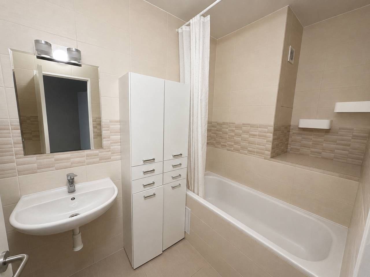 Prenájom bytu 3-izbový 76 m², Pod Strání, Praha, Praha Prenájom bytu 3-izbový 76 m², Pod Strání, Praha, Praha