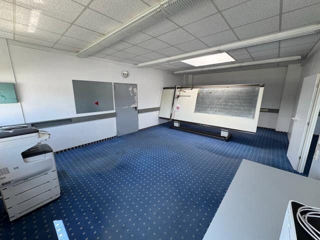 Prenájom nebytového priestoru 2.024 m², Schlierbach, Bádensko-Wurttembersko Prenájom nebytového priestoru 2.024 m², Schlierbach, Bádensko-Wurttembersko
