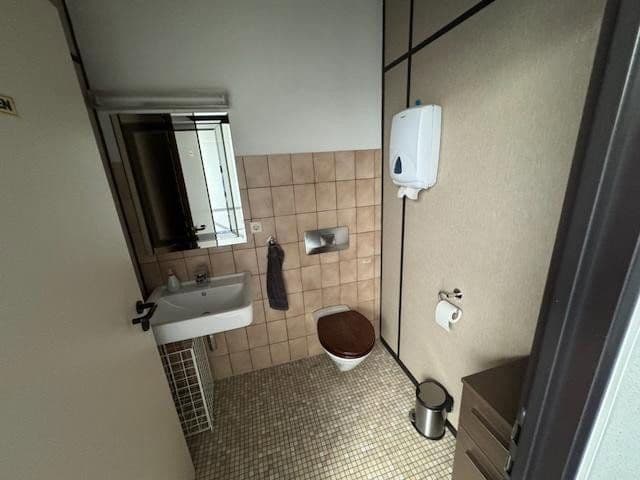 Prenájom nebytového priestoru 2.024 m², Schlierbach, Bádensko-Wurttembersko Prenájom nebytového priestoru 2.024 m², Schlierbach, Bádensko-Wurttembersko