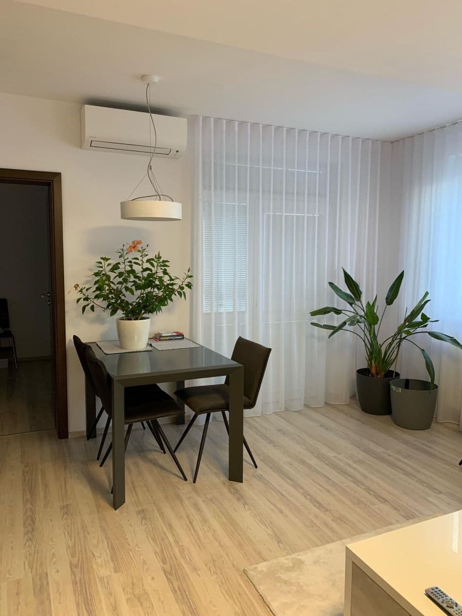 Prenájom bytu 2-izbový 64 m², Dúbravka, Bratislavský kraj Prenájom bytu 2-izbový 64 m², Dúbravka, Bratislavský kraj