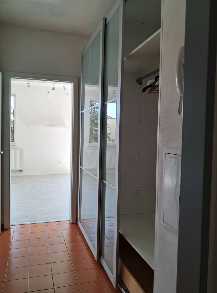 Prenájom bytu 1-izbový 36 m², Korycanská, Praha, Praha Prenájom bytu 1-izbový 36 m², Korycanská, Praha, Praha
