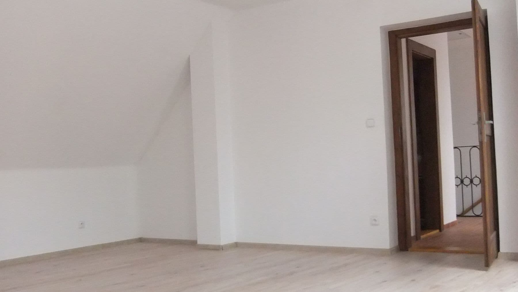 Prenájom bytu 3-izbový 167 m², Česká, České Budějovice, Jihočeský kraj Prenájom bytu 3-izbový 167 m², Česká, České Budějovice, Jihočeský kraj