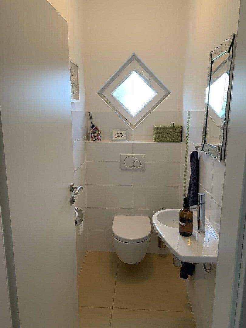 Predaj domu 184 m², pozemok 450 m², Rosbach v. d. Höhe, Hesensko Predaj domu 184 m², pozemok 450 m², Rosbach v. d. Höhe, Hesensko