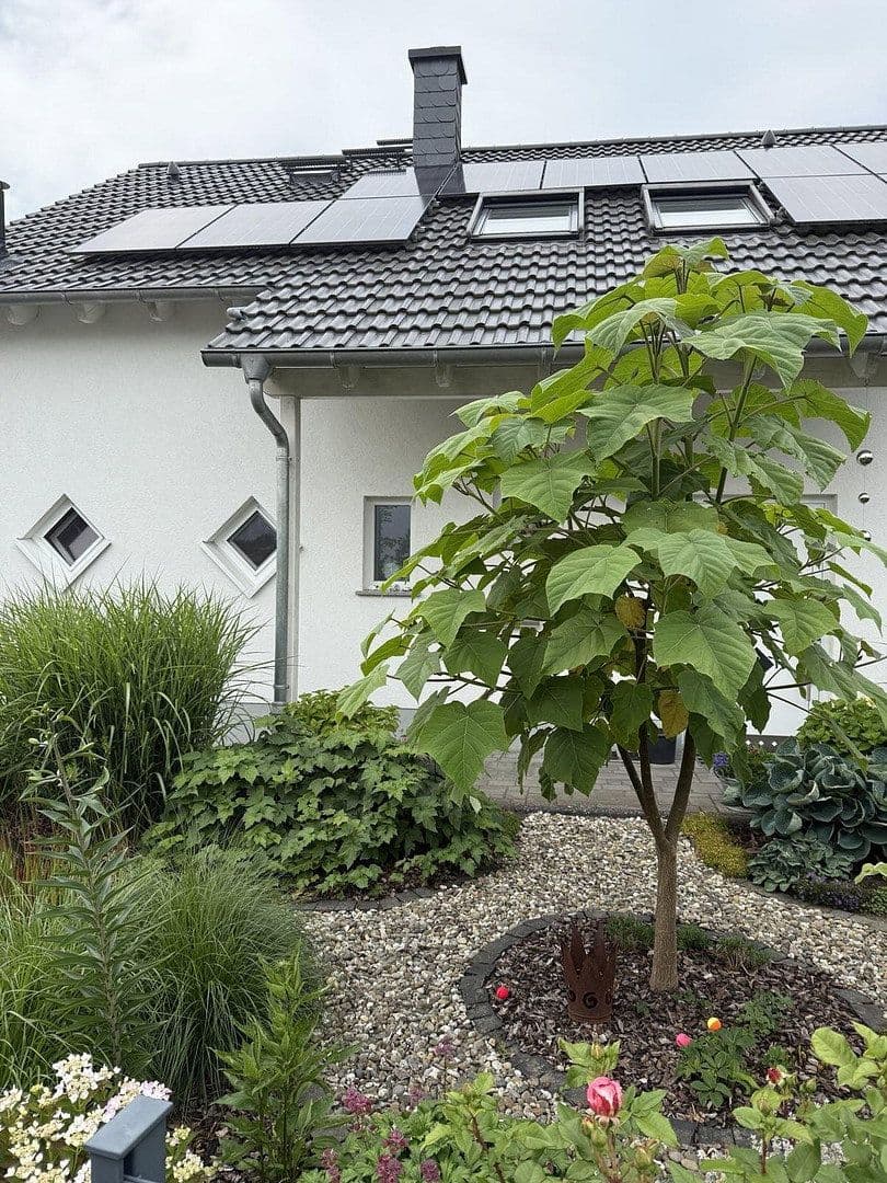 Predaj domu 184 m², pozemok 450 m², Rosbach v. d. Höhe, Hesensko Predaj domu 184 m², pozemok 450 m², Rosbach v. d. Höhe, Hesensko