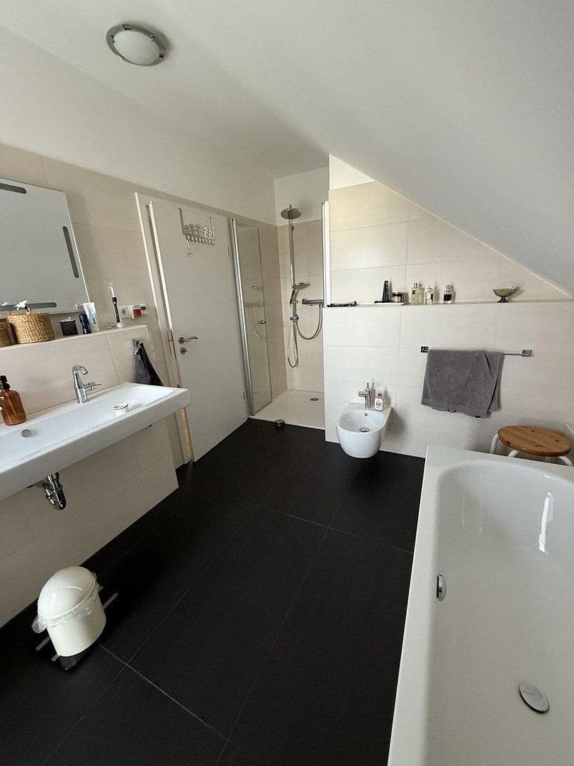 Predaj domu 184 m², pozemok 450 m², Rosbach v. d. Höhe, Hesensko Predaj domu 184 m², pozemok 450 m², Rosbach v. d. Höhe, Hesensko