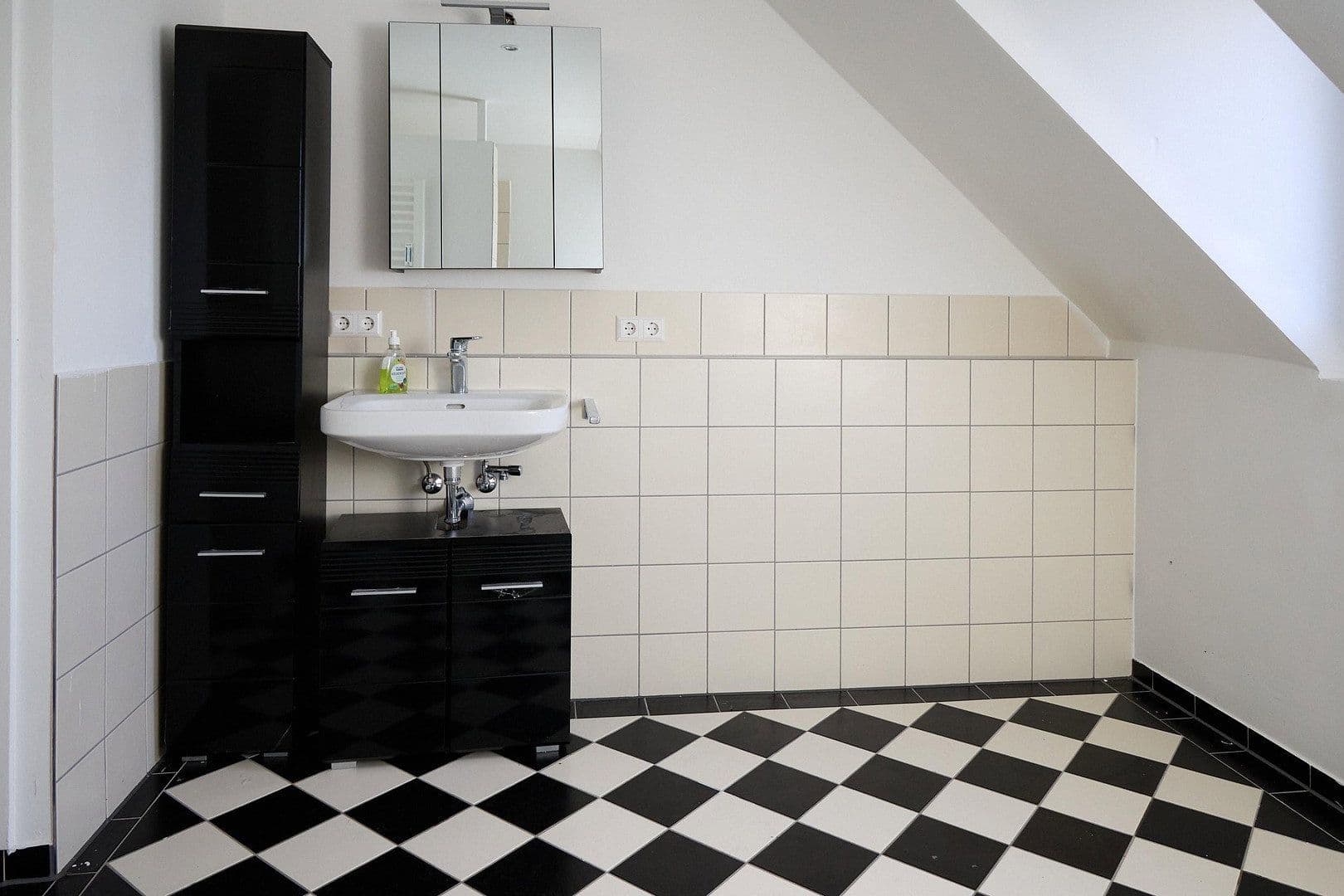 Prenájom bytu 3-izbový 95 m², Kirchheim unter Teck, Bádensko-Wurttembersko Prenájom bytu 3-izbový 95 m², Kirchheim unter Teck, Bádensko-Wurttembersko