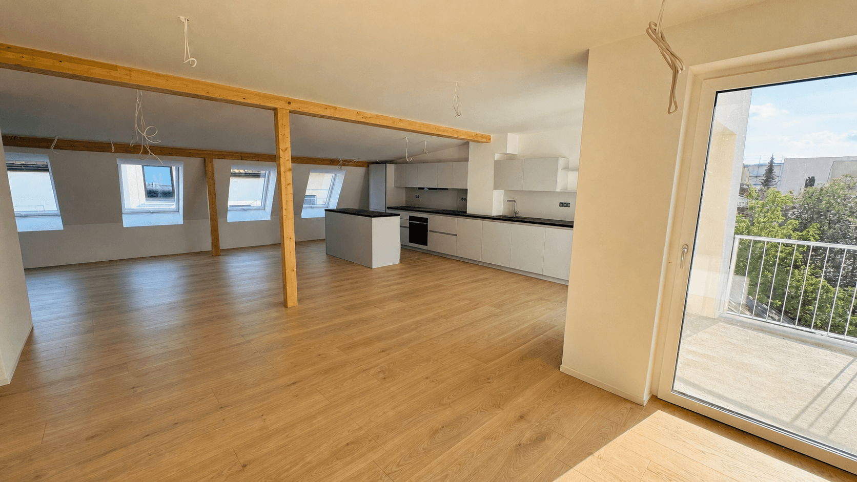 Prenájom bytu 4-izbový 125 m², Schwanthalerstr. 142, München, Bavorsko Prenájom bytu 4-izbový 125 m², Schwanthalerstr. 142, München, Bavorsko