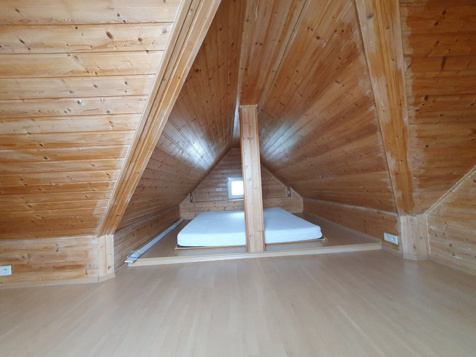 Prenájom bytu 3-izbový 80 m², U Stojanu, Praha, Praha Prenájom bytu 3-izbový 80 m², U Stojanu, Praha, Praha