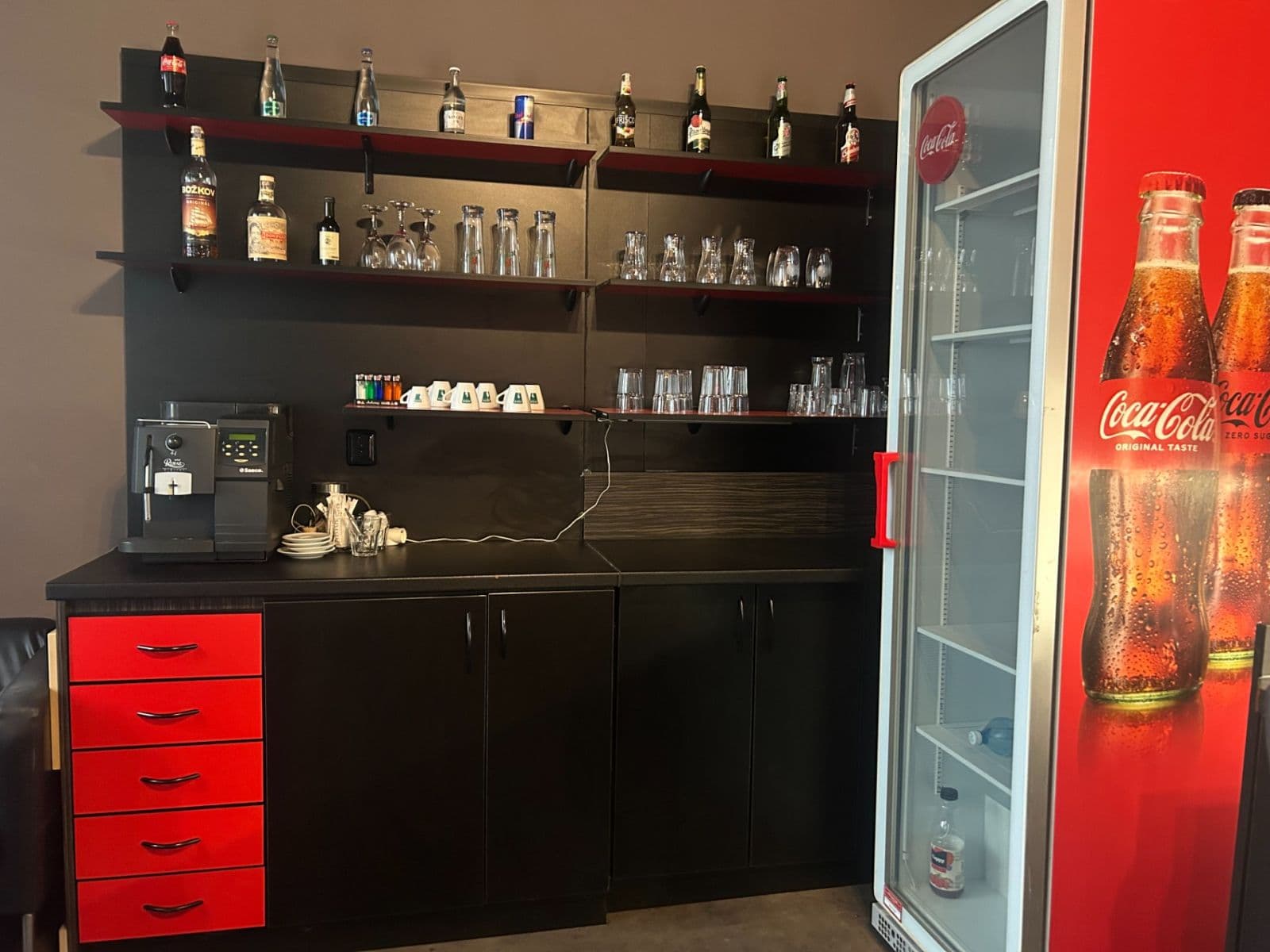 Prenájom nebytového priestoru 261 m², Plynárenská, Teplice, Ústecký kraj Prenájom nebytového priestoru 261 m², Plynárenská, Teplice, Ústecký kraj