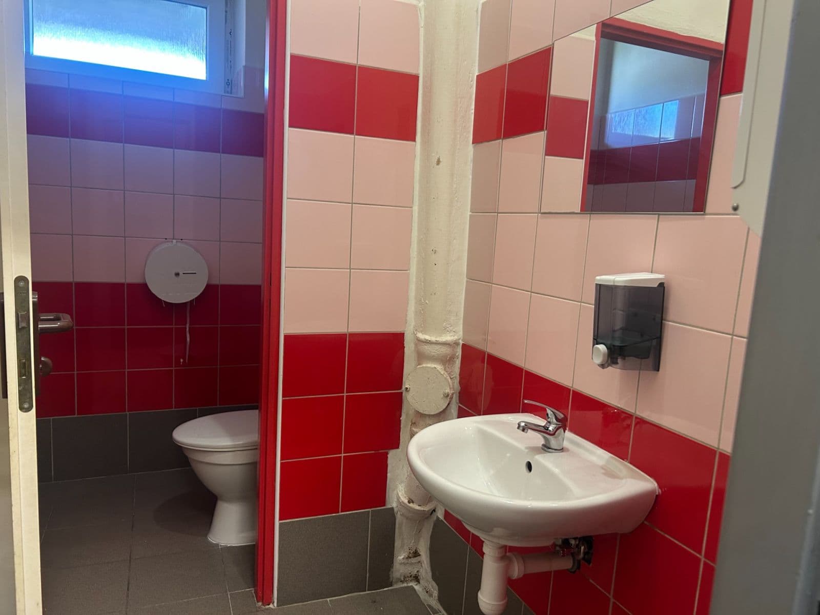 Prenájom nebytového priestoru 261 m², Plynárenská, Teplice, Ústecký kraj Prenájom nebytového priestoru 261 m², Plynárenská, Teplice, Ústecký kraj