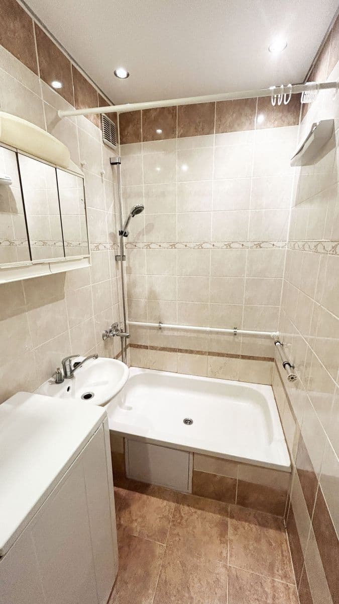 Prenájom bytu 2-izbový 44 m², Horákova, Praha, Praha Prenájom bytu 2-izbový 44 m², Horákova, Praha, Praha