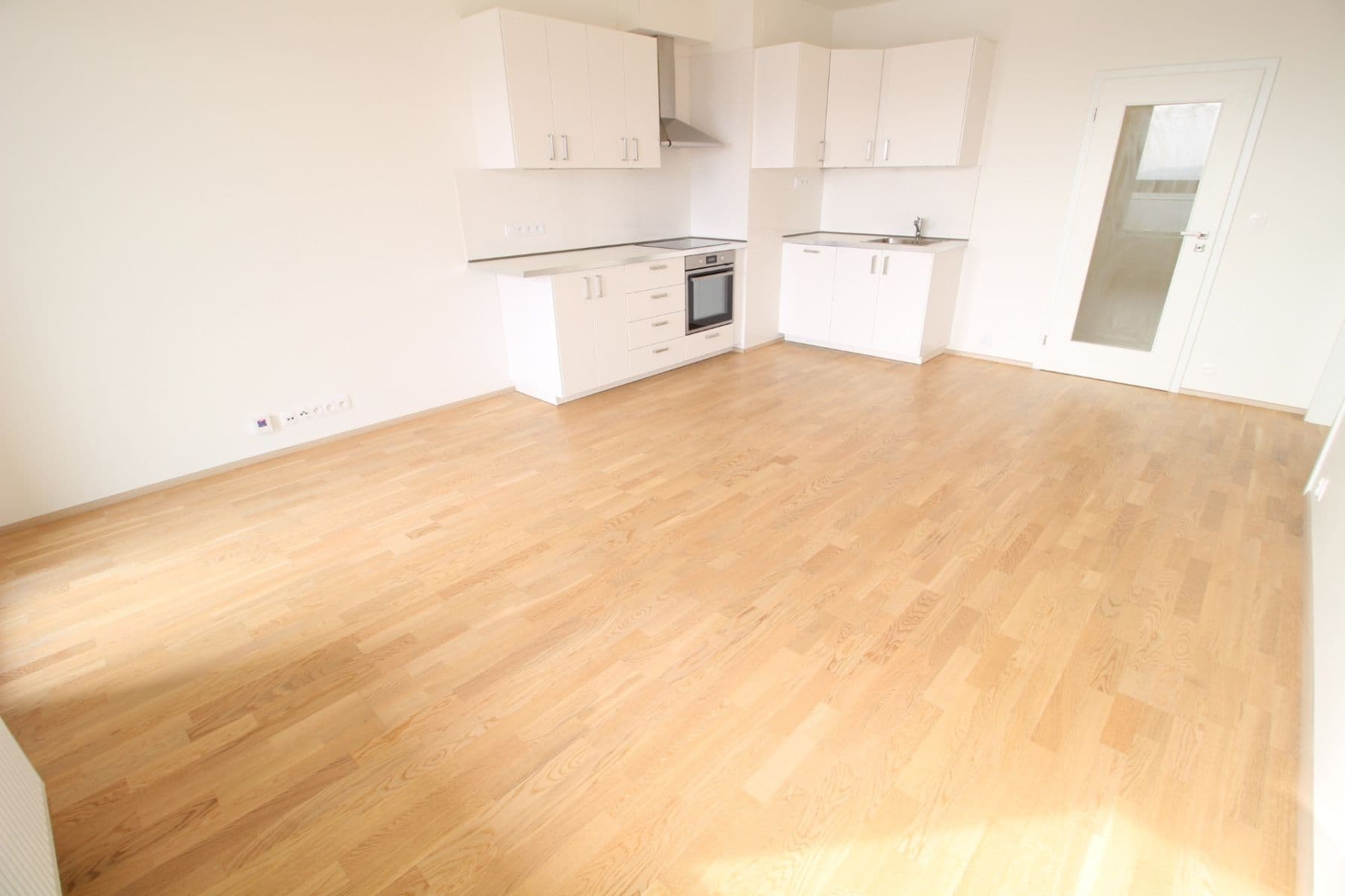 Prenájom bytu 3-izbový 98 m², Zlochova, Praha, Praha Prenájom bytu 3-izbový 98 m², Zlochova, Praha, Praha