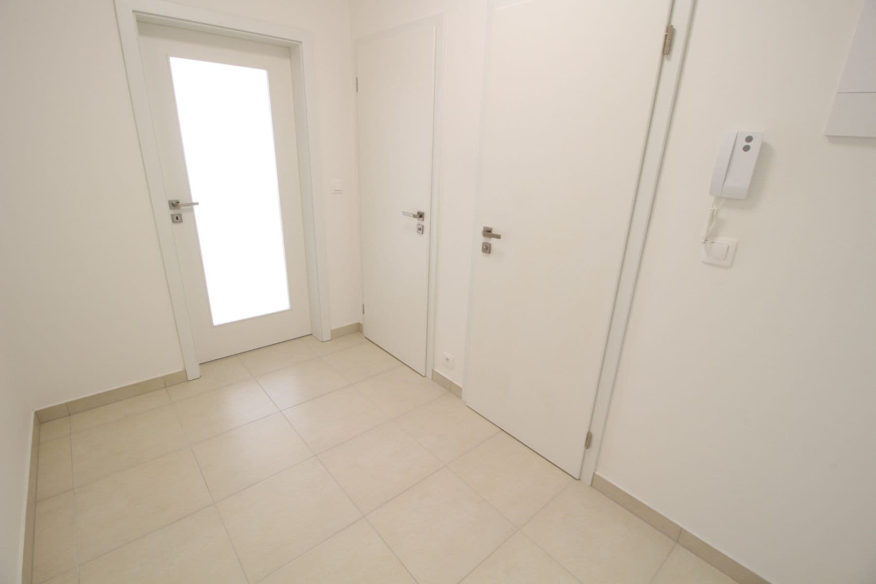 Prenájom bytu 3-izbový 98 m², Zlochova, Praha, Praha Prenájom bytu 3-izbový 98 m², Zlochova, Praha, Praha