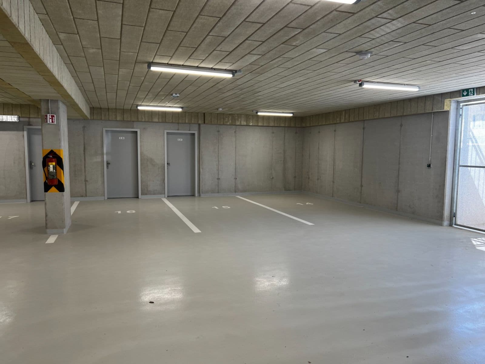 Prenájom garáže 15 m², Pardubice, Pardubický kraj Prenájom garáže 15 m², Pardubice, Pardubický kraj