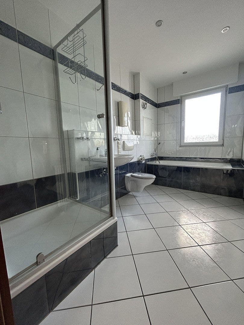 Prenájom bytu 2-izbový 74 m², Tulpenstr. 28, Duisburg, Severné Porýnie - Westfálsko Prenájom bytu 2-izbový 74 m², Tulpenstr. 28, Duisburg, Severné Porýnie - Westfálsko
