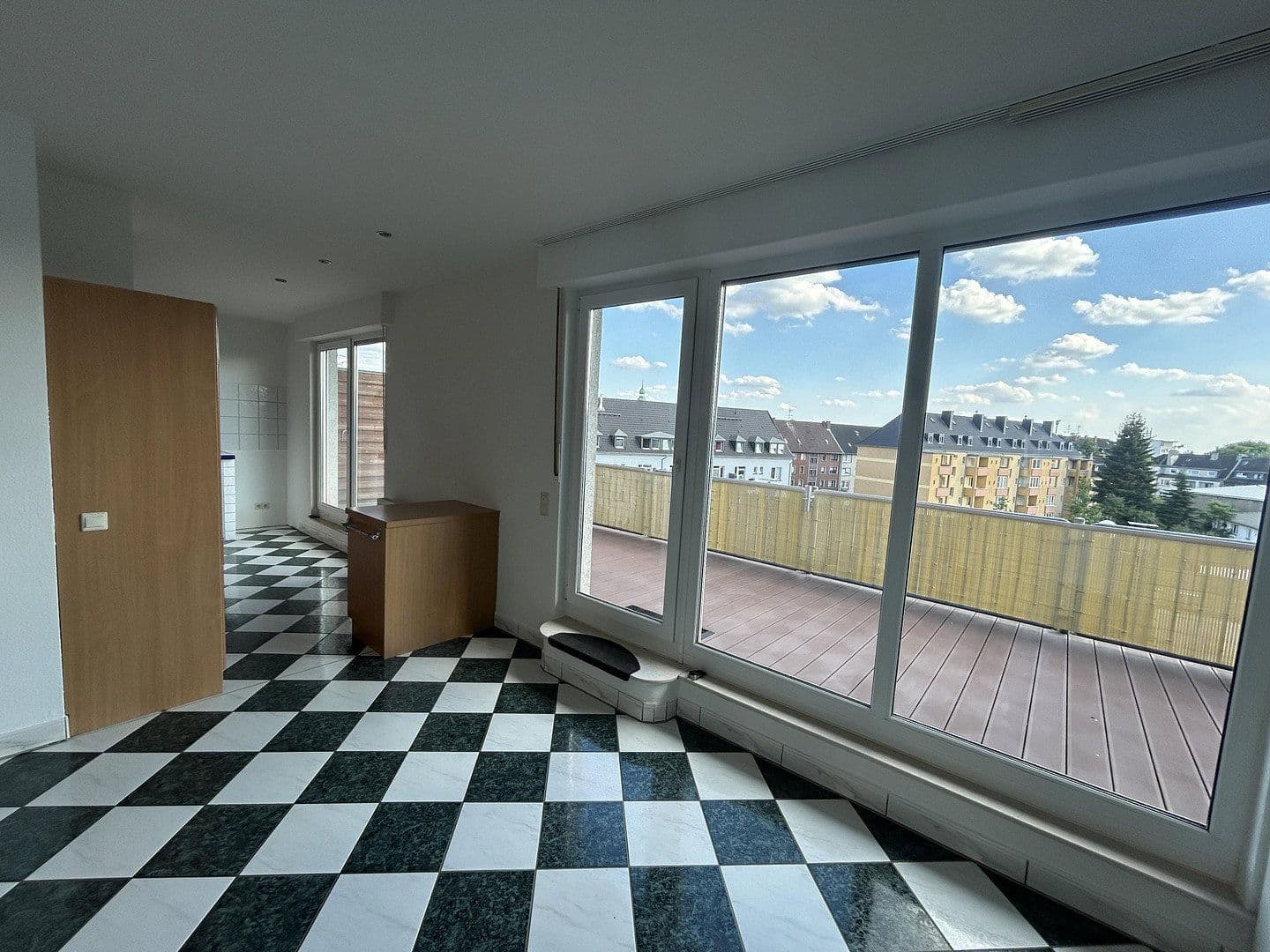 Prenájom bytu 2-izbový 74 m², Tulpenstr. 28, Duisburg, Severné Porýnie - Westfálsko Prenájom bytu 2-izbový 74 m², Tulpenstr. 28, Duisburg, Severné Porýnie - Westfálsko