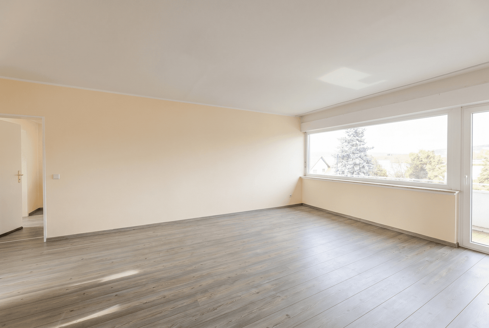 Prenájom bytu 3-izbový 90 m², Plankstadt, Bádensko-Wurttembersko Prenájom bytu 3-izbový 90 m², Plankstadt, Bádensko-Wurttembersko