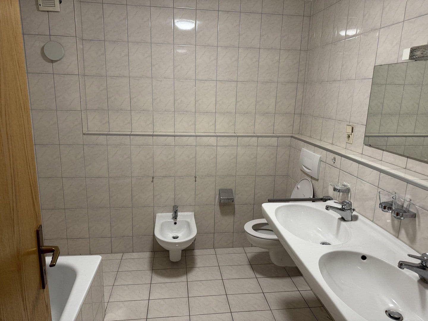 Prenájom bytu 3-izbový 90 m², Lottstetten, Bádensko-Wurttembersko Prenájom bytu 3-izbový 90 m², Lottstetten, Bádensko-Wurttembersko