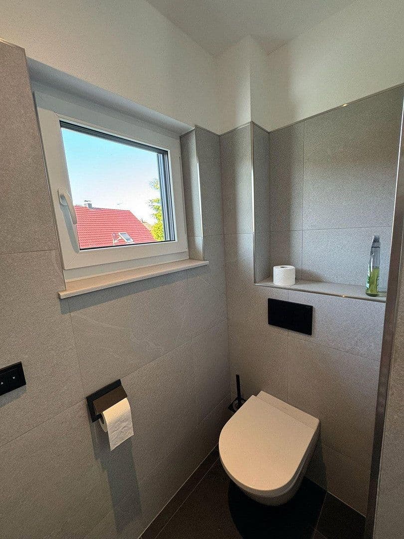 Prenájom domu 168 m², pozemok 411 m², Neuburger Straße 21a, Ehekirchen, Bavorsko Prenájom domu 168 m², pozemok 411 m², Neuburger Straße 21a, Ehekirchen, Bavorsko