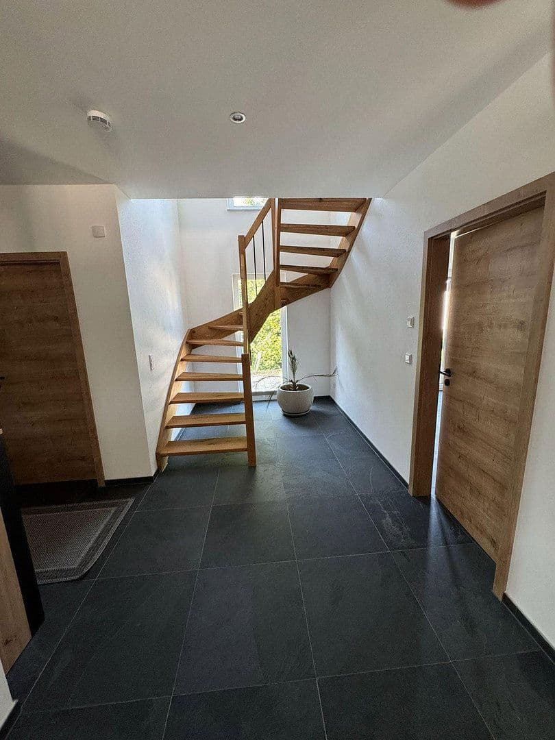 Prenájom domu 168 m², pozemok 411 m², Neuburger Straße 21a, Ehekirchen, Bavorsko Prenájom domu 168 m², pozemok 411 m², Neuburger Straße 21a, Ehekirchen, Bavorsko