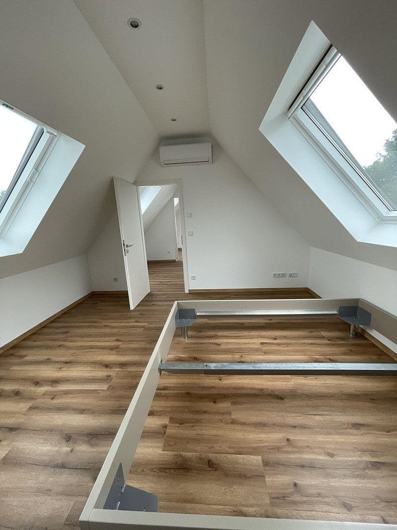 Prenájom bytu 5-izbový 99 m², Düsseldorf, Severné Porýnie - Westfálsko Prenájom bytu 5-izbový 99 m², Düsseldorf, Severné Porýnie - Westfálsko