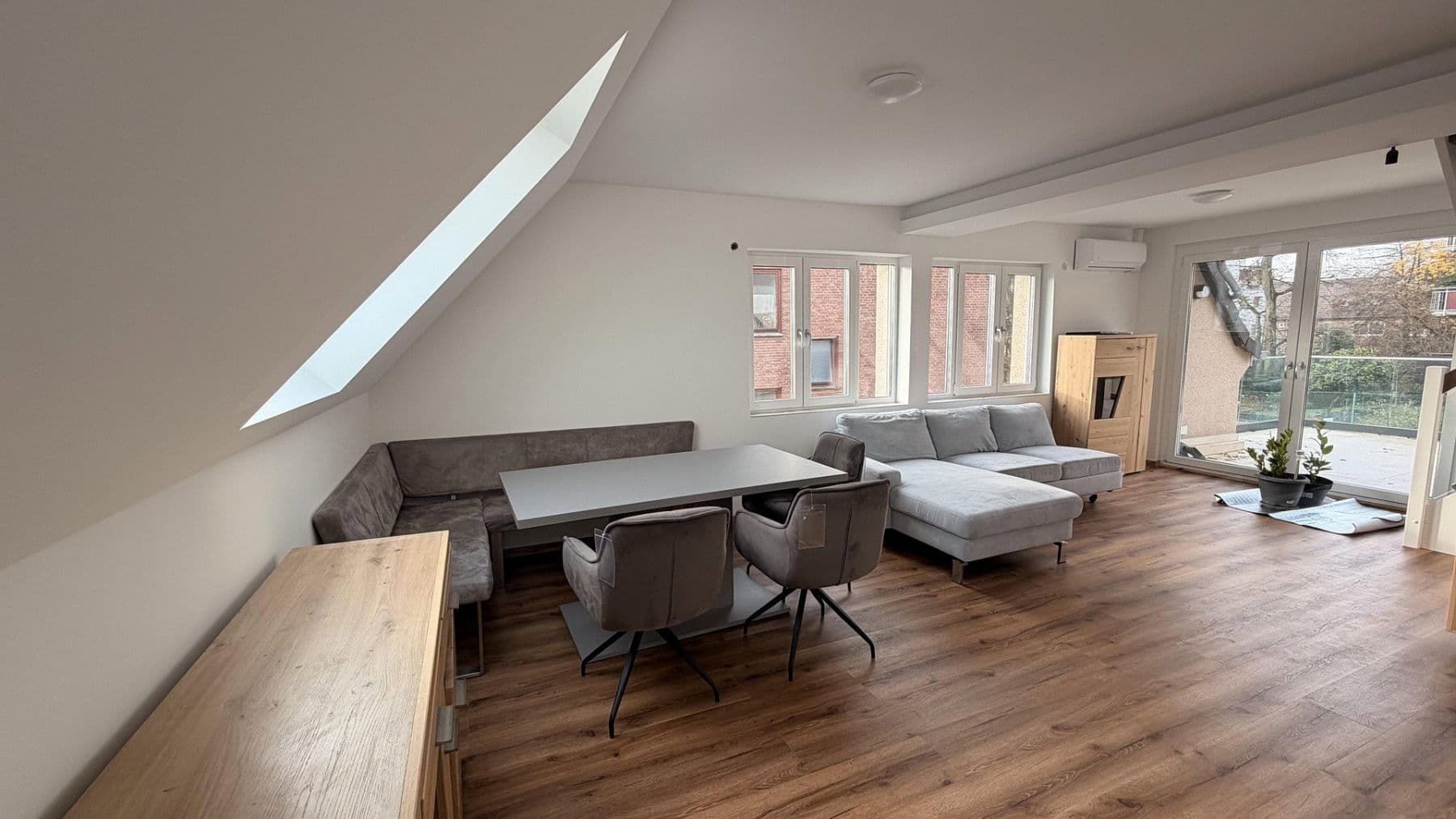 Prenájom bytu 5-izbový 99 m², Düsseldorf, Severné Porýnie - Westfálsko Prenájom bytu 5-izbový 99 m², Düsseldorf, Severné Porýnie - Westfálsko