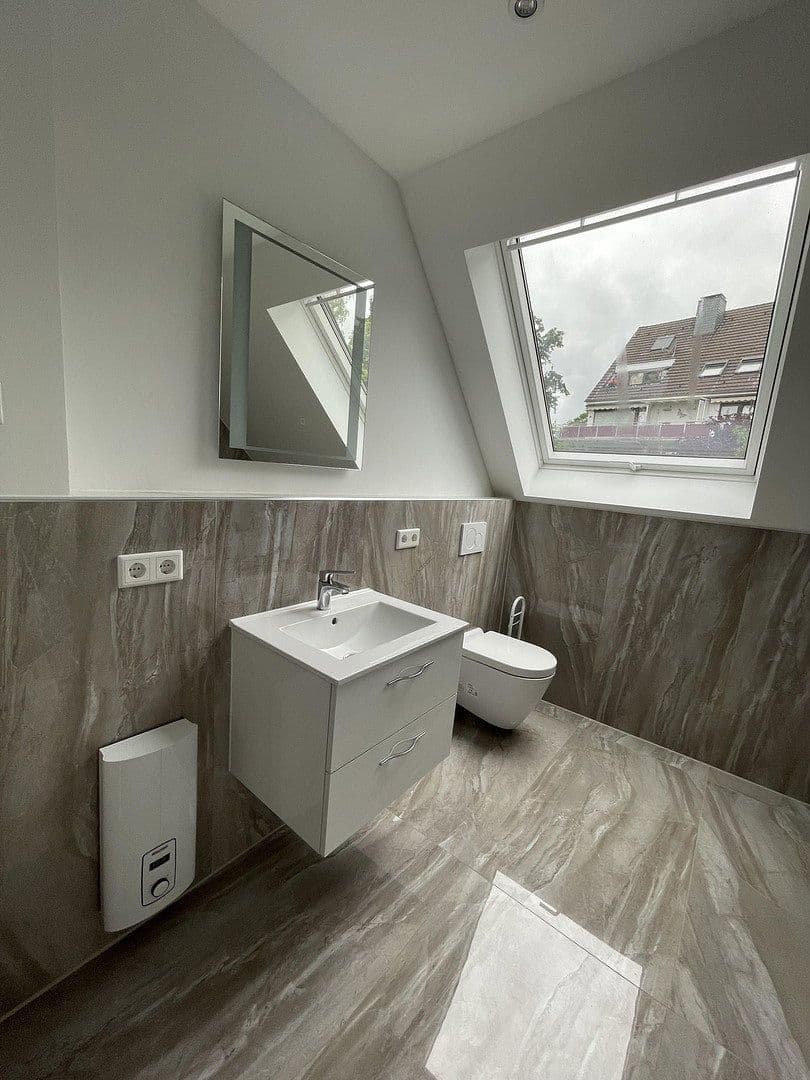 Prenájom bytu 5-izbový 99 m², Düsseldorf, Severné Porýnie - Westfálsko Prenájom bytu 5-izbový 99 m², Düsseldorf, Severné Porýnie - Westfálsko