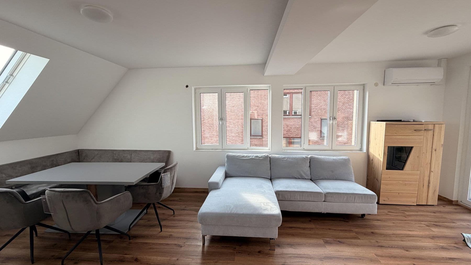 Prenájom bytu 5-izbový 99 m², Düsseldorf, Severné Porýnie - Westfálsko Prenájom bytu 5-izbový 99 m², Düsseldorf, Severné Porýnie - Westfálsko