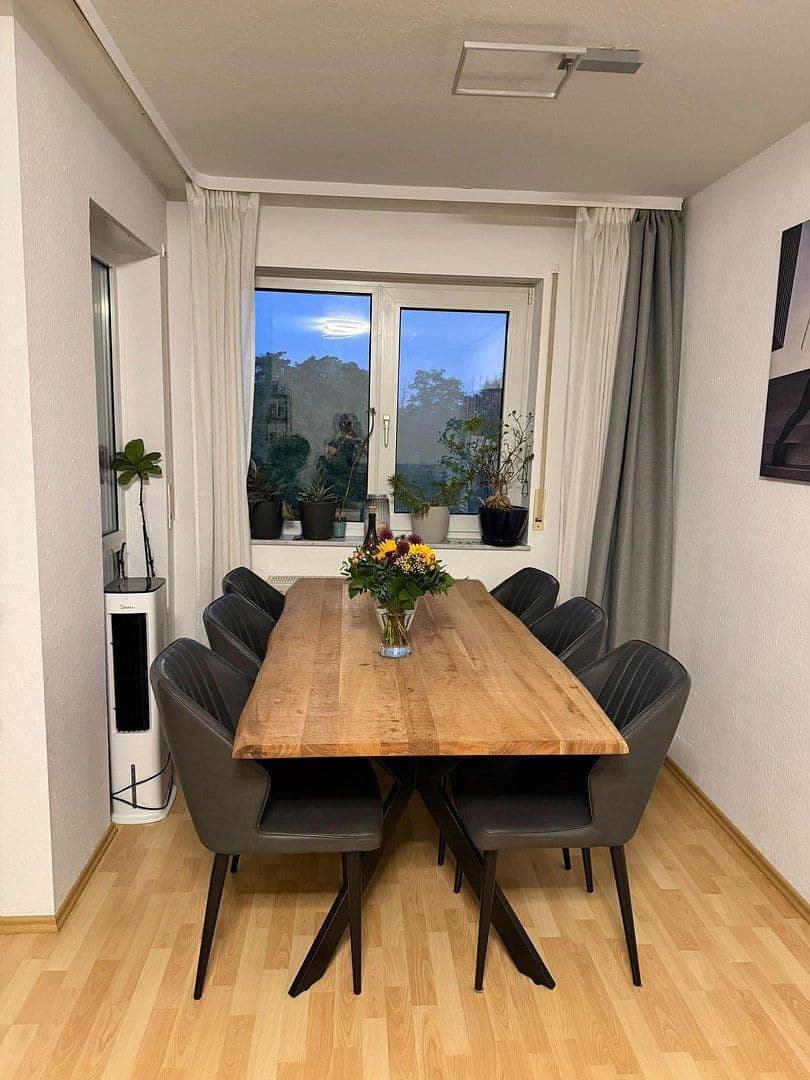 Prenájom bytu 3-izbový 90 m², Hallesche Allee 13, Karlsruhe, Bádensko-Wurttembersko Prenájom bytu 3-izbový 90 m², Hallesche Allee 13, Karlsruhe, Bádensko-Wurttembersko