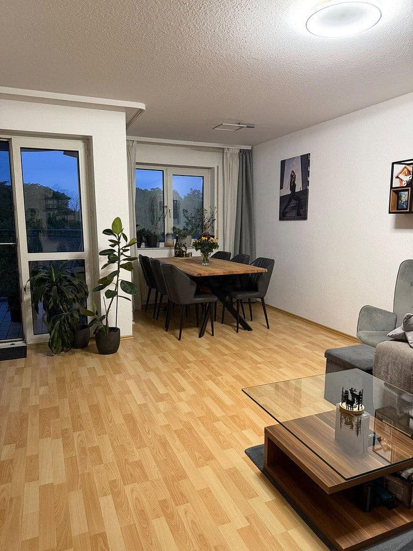 Prenájom bytu 3-izbový 90 m², Hallesche Allee 13, Karlsruhe, Bádensko-Wurttembersko Prenájom bytu 3-izbový 90 m², Hallesche Allee 13, Karlsruhe, Bádensko-Wurttembersko