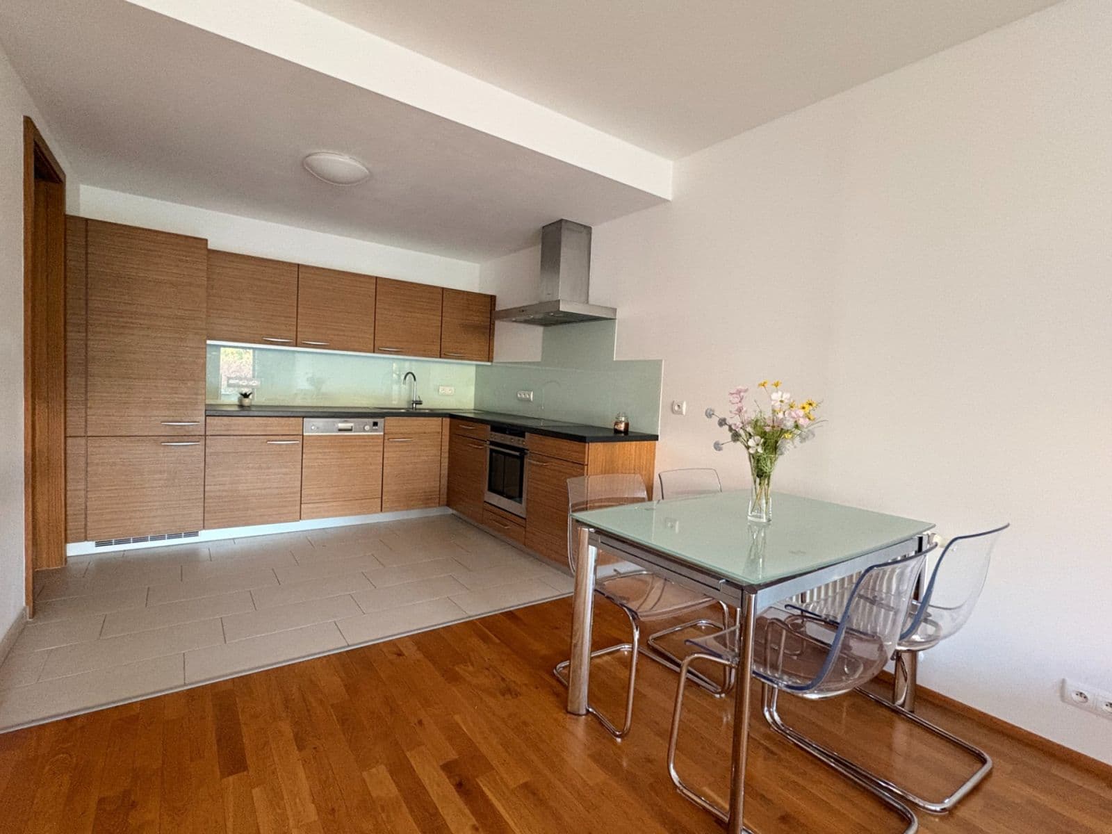 Prenájom bytu 2-izbový 75 m², Linhartova, Praha, Praha Prenájom bytu 2-izbový 75 m², Linhartova, Praha, Praha