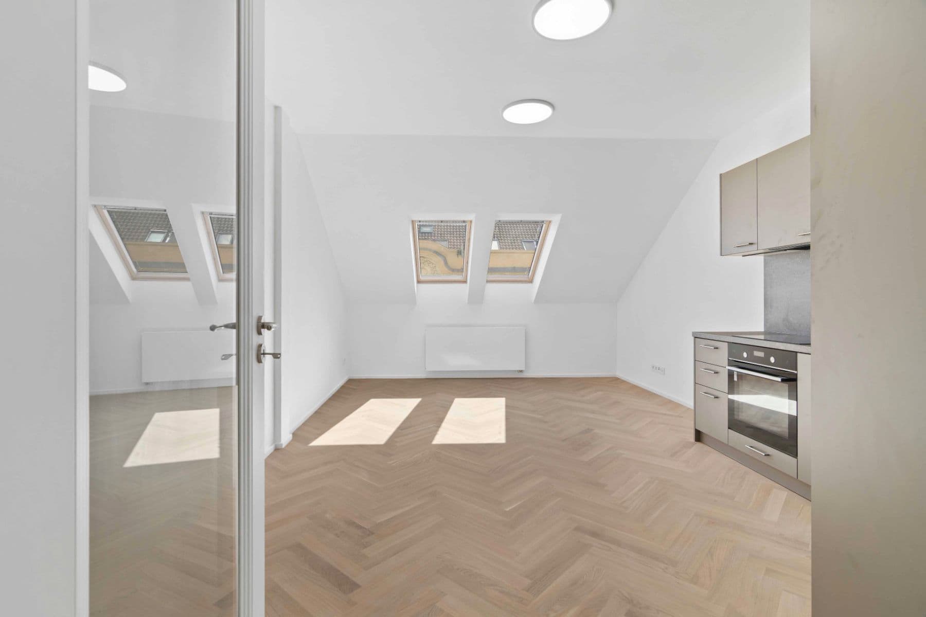 Prenájom bytu 3-izbový 91 m², Sezimova, Praha, Praha Prenájom bytu 3-izbový 91 m², Sezimova, Praha, Praha