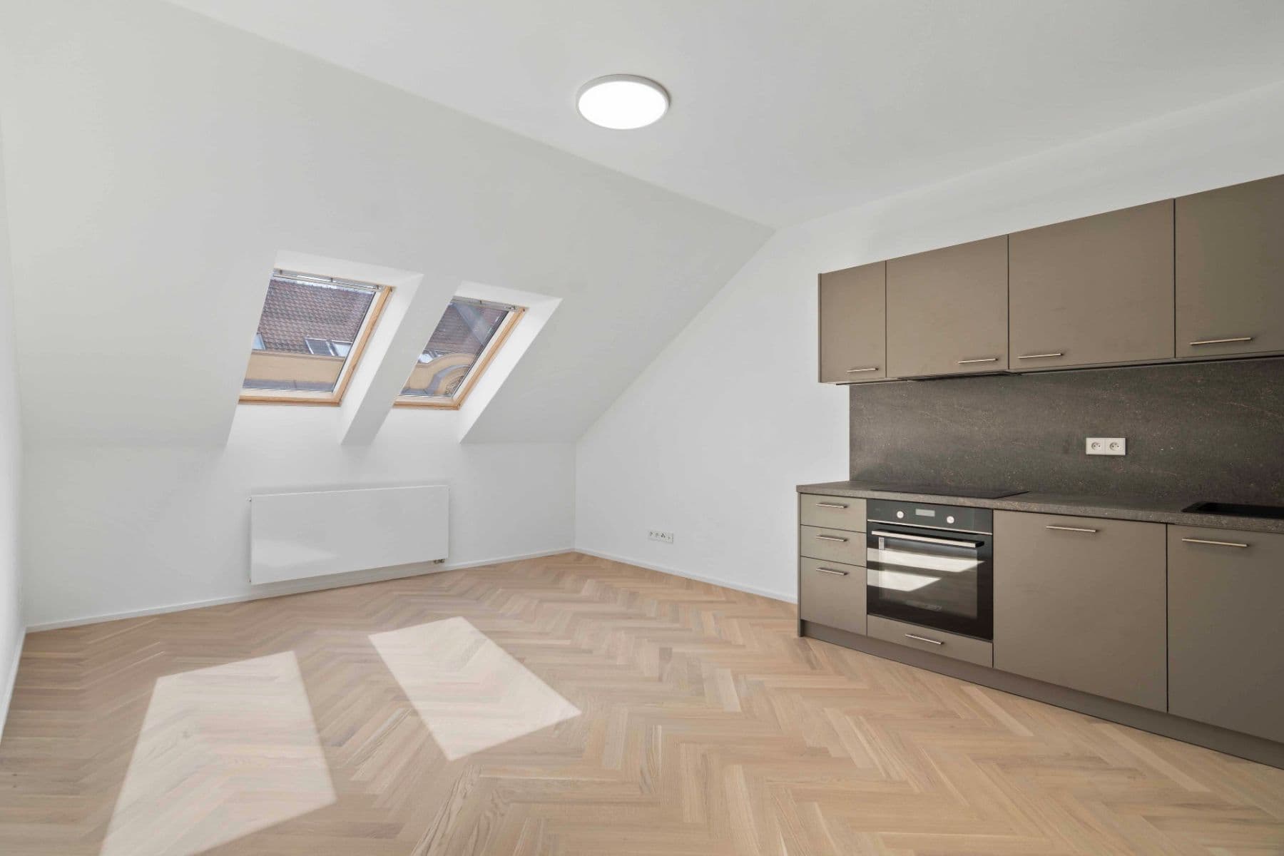 Prenájom bytu 3-izbový 91 m², Sezimova, Praha, Praha Prenájom bytu 3-izbový 91 m², Sezimova, Praha, Praha
