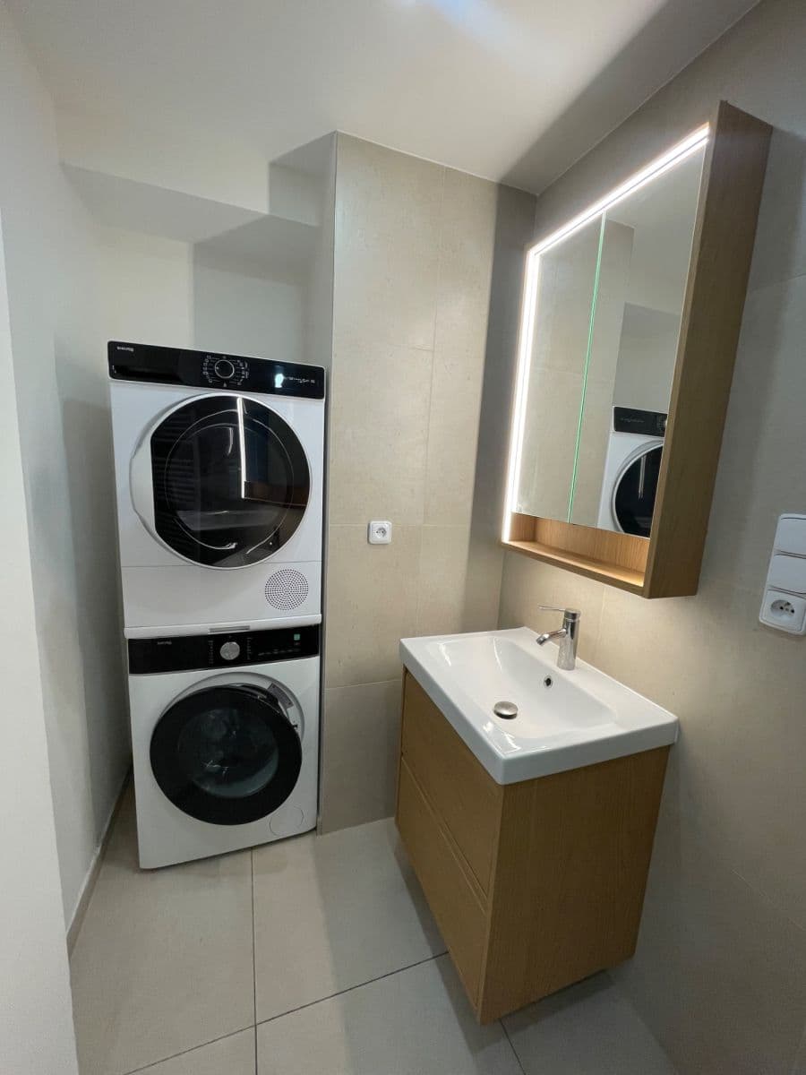 Prenájom bytu 4-izbový 90 m², Starochodovská, Praha, Praha Prenájom bytu 4-izbový 90 m², Starochodovská, Praha, Praha