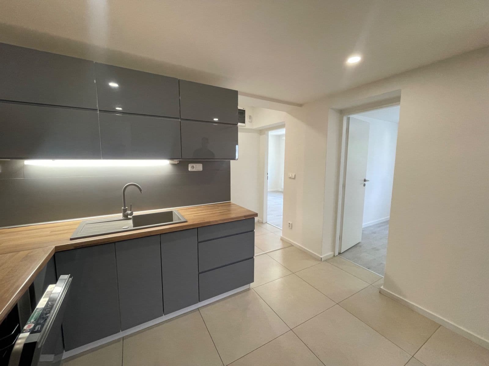 Prenájom bytu 4-izbový 90 m², Starochodovská, Praha, Praha Prenájom bytu 4-izbový 90 m², Starochodovská, Praha, Praha