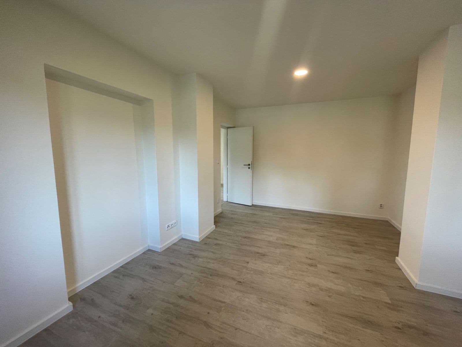 Prenájom bytu 4-izbový 90 m², Starochodovská, Praha, Praha Prenájom bytu 4-izbový 90 m², Starochodovská, Praha, Praha
