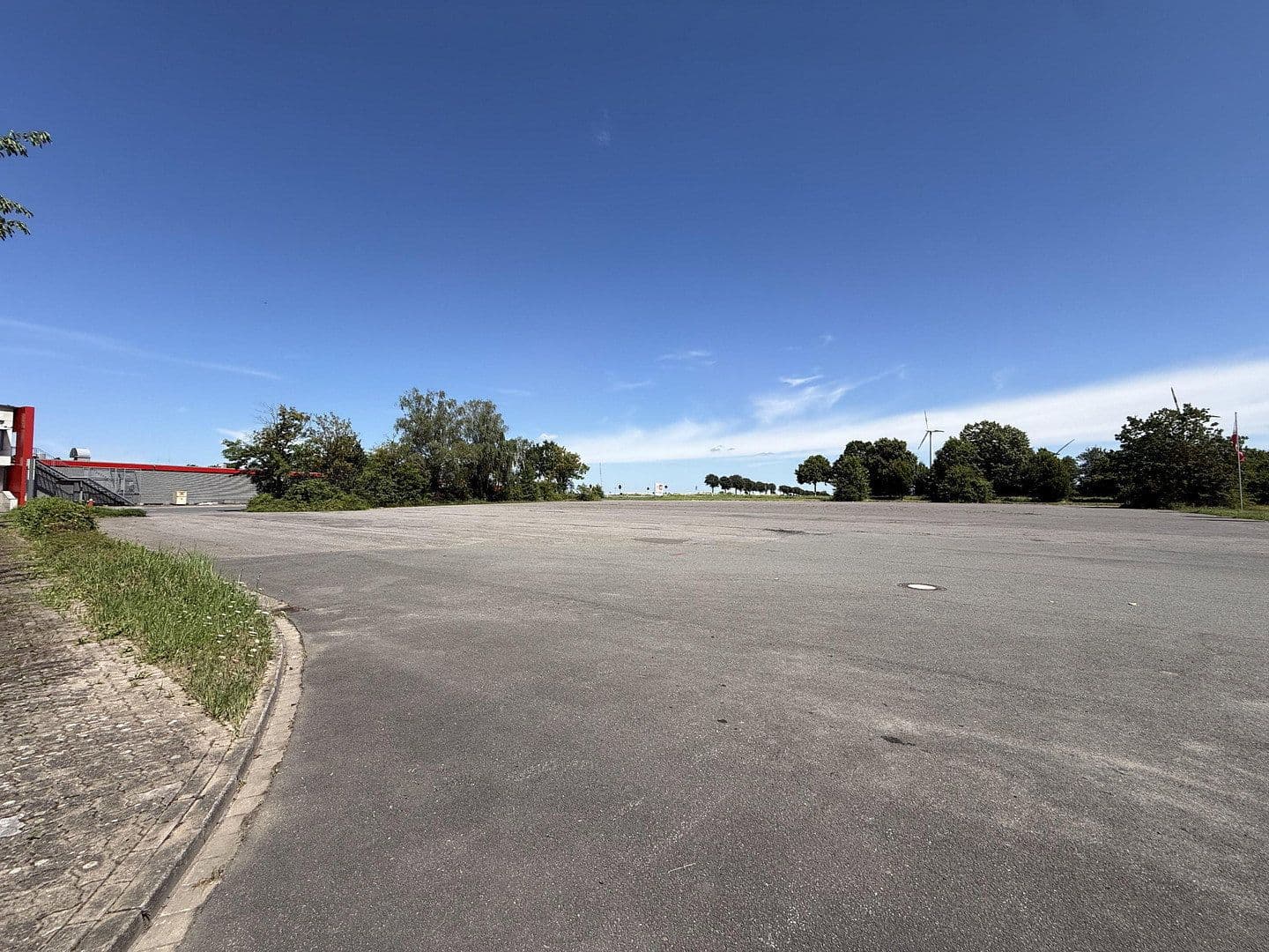 Predaj nebytového priestoru 25.499 m², An der Bundesstraße 1, Ilsede, Dolné Sasko Predaj nebytového priestoru 25.499 m², An der Bundesstraße 1, Ilsede, Dolné Sasko