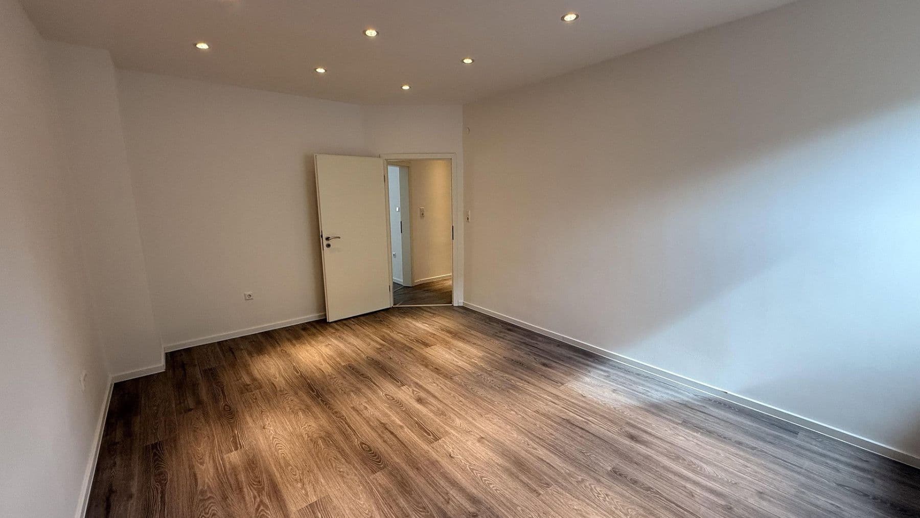 Prenájom bytu 5-izbový 100 m², Frankenthal, Porýnie-Falcko Prenájom bytu 5-izbový 100 m², Frankenthal, Porýnie-Falcko