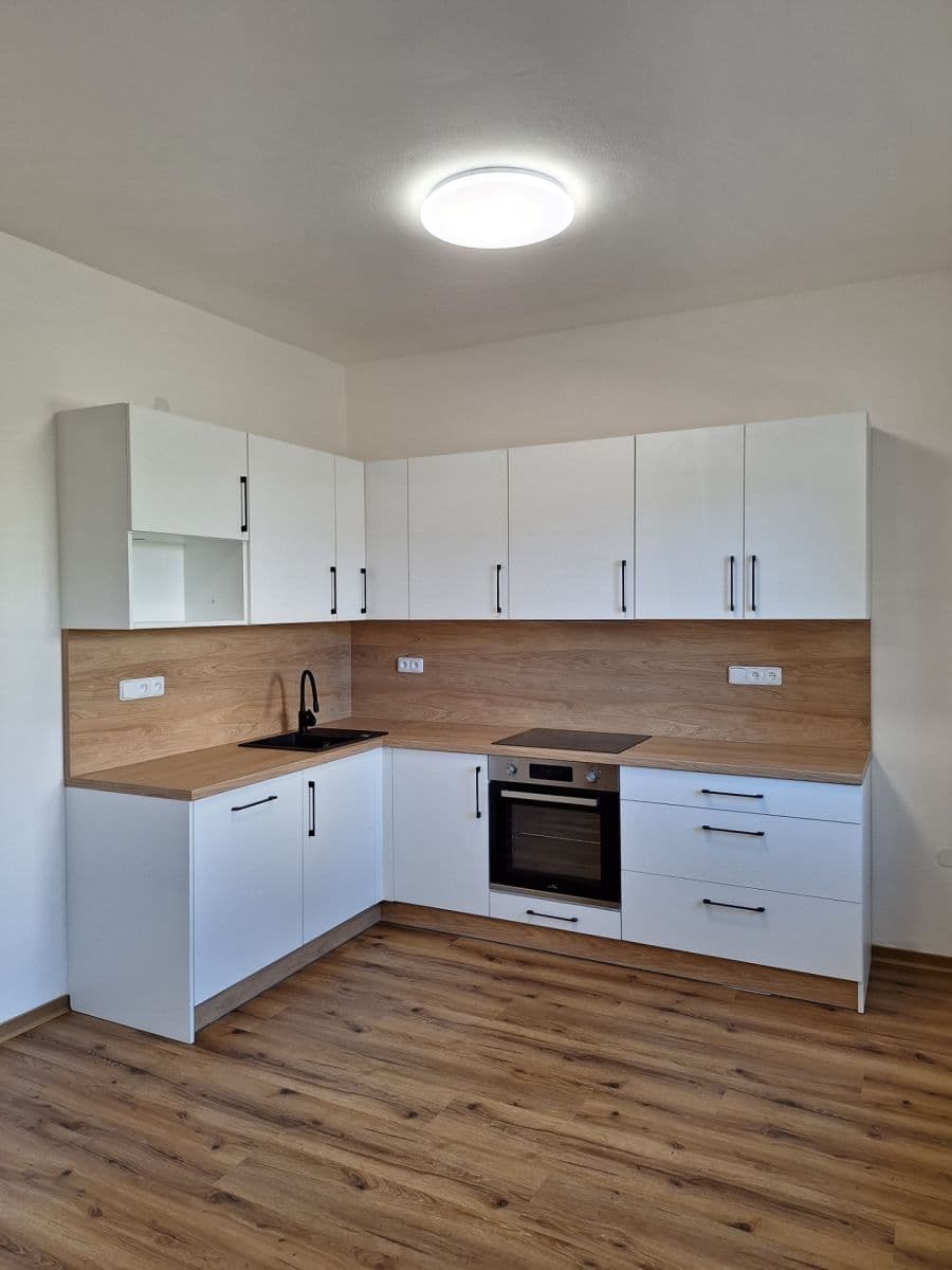 Prenájom bytu 3-izbový 66 m², Úhonická, Jeneč, Středočeský kraj Prenájom bytu 3-izbový 66 m², Úhonická, Jeneč, Středočeský kraj
