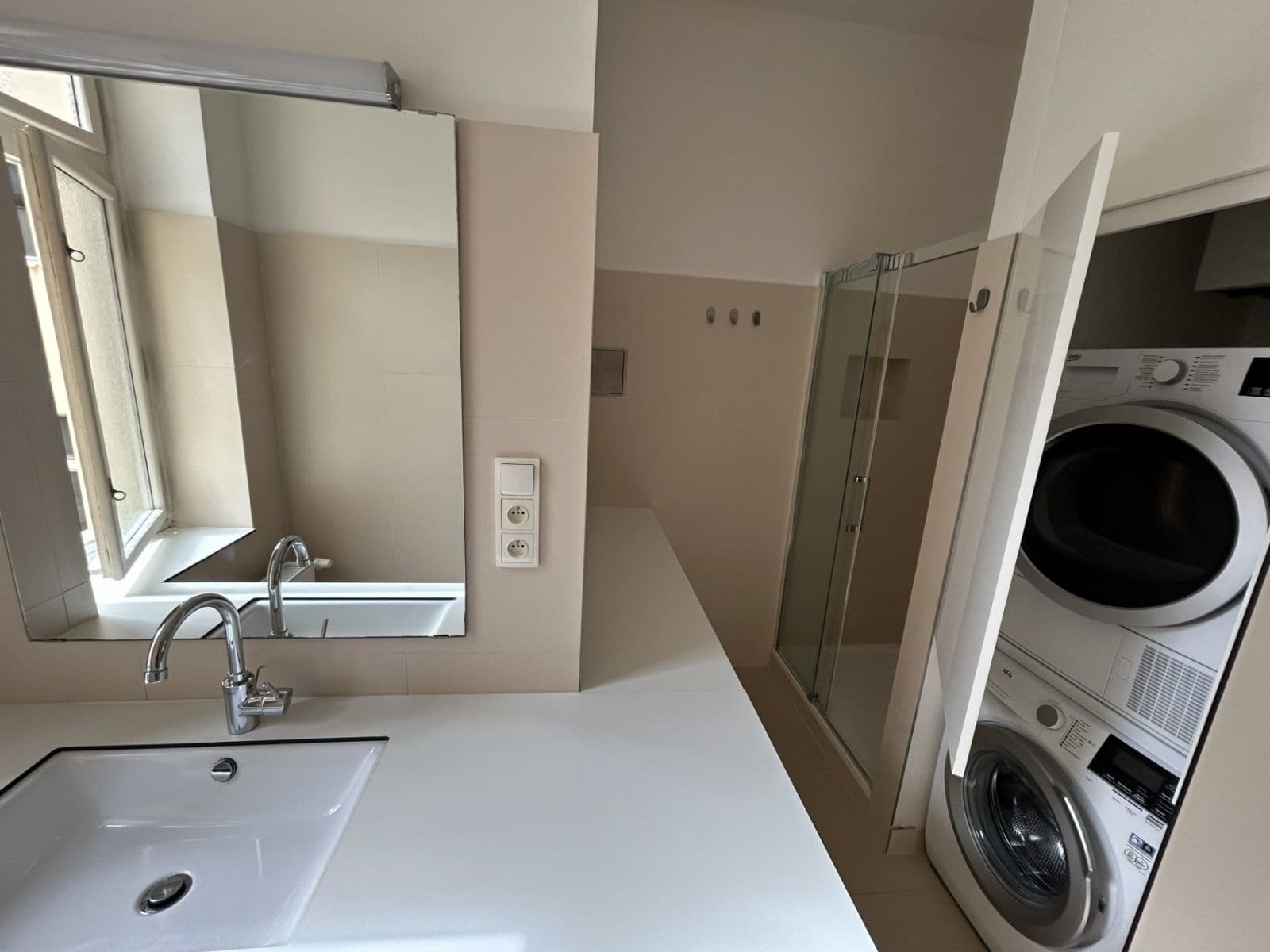 Prenájom bytu 2-izbový 69 m², Kostelní, Praha, Praha Prenájom bytu 2-izbový 69 m², Kostelní, Praha, Praha