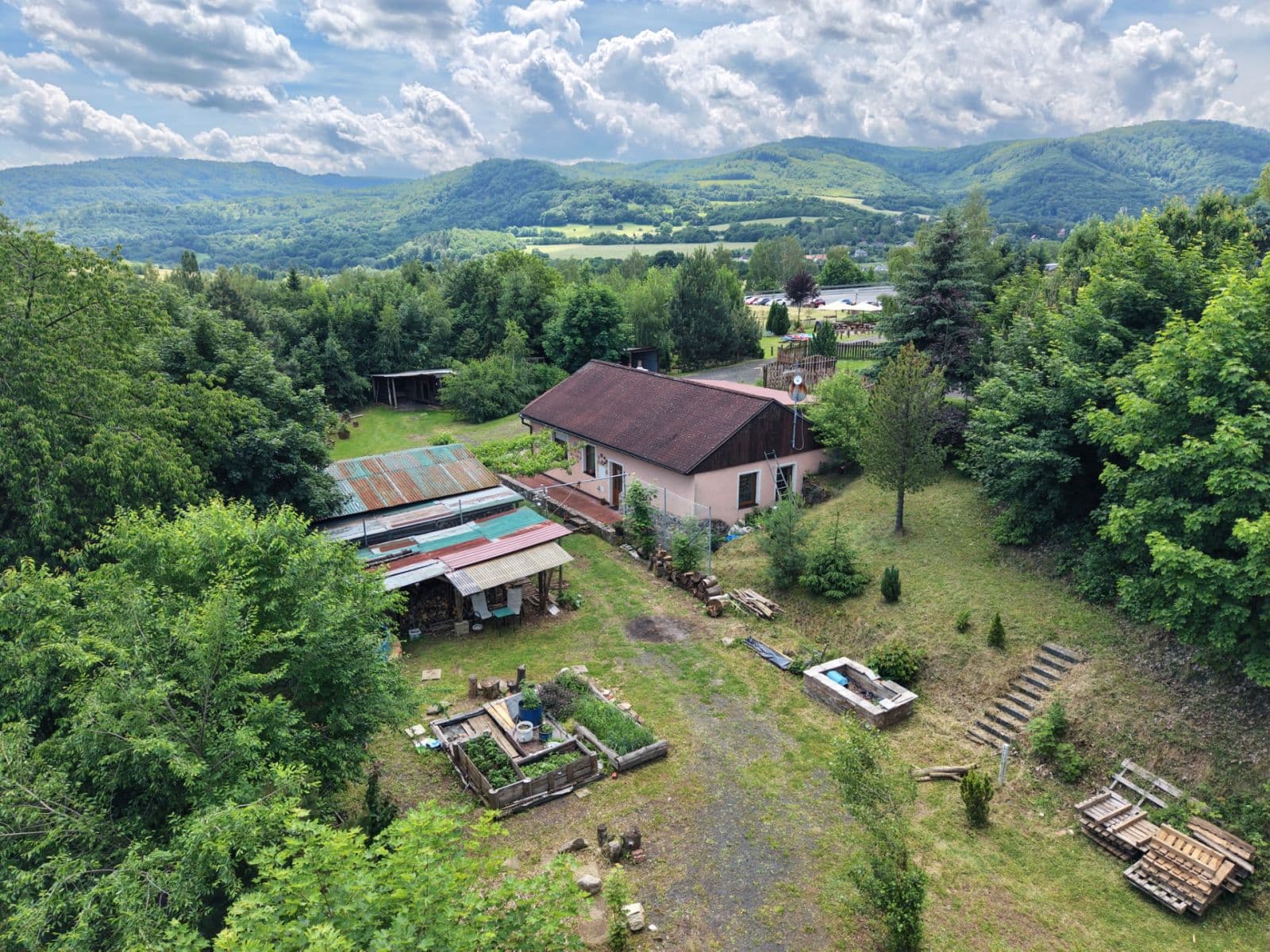 Predaj domu 110 m², pozemok 3.996 m², Karlovarská, Perštejn, Ústecký kraj Predaj domu 110 m², pozemok 3.996 m², Karlovarská, Perštejn, Ústecký kraj