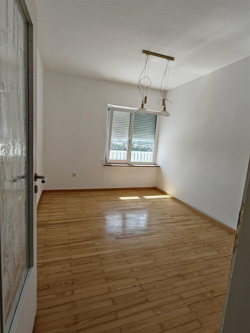Prenájom bytu 3-izbový 100 m², Schwandorf, Bavorsko Prenájom bytu 3-izbový 100 m², Schwandorf, Bavorsko