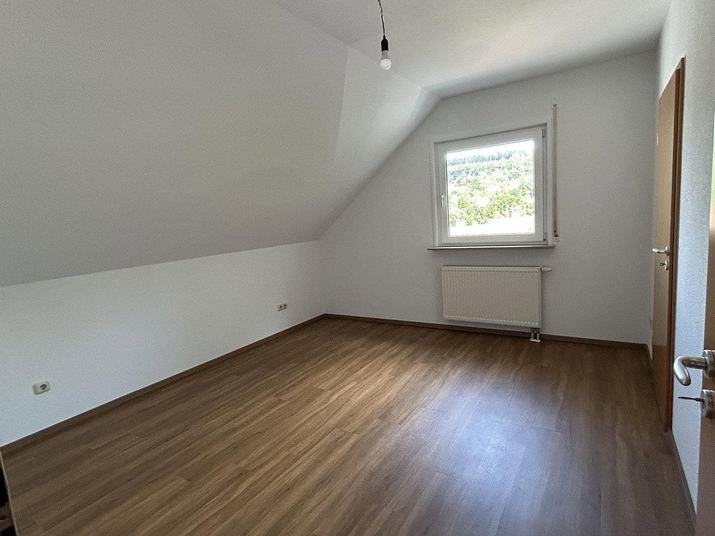 Prenájom bytu 3-izbový 130 m², Niedernhausen, Hesensko Prenájom bytu 3-izbový 130 m², Niedernhausen, Hesensko