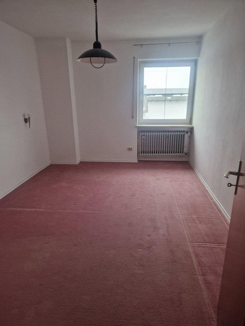 Predaj domu 130 m², pozemok 740 m², Querstrasse 7, Rottenburg a. d. Laaber, Bavorsko Predaj domu 130 m², pozemok 740 m², Querstrasse 7, Rottenburg a. d. Laaber, Bavorsko