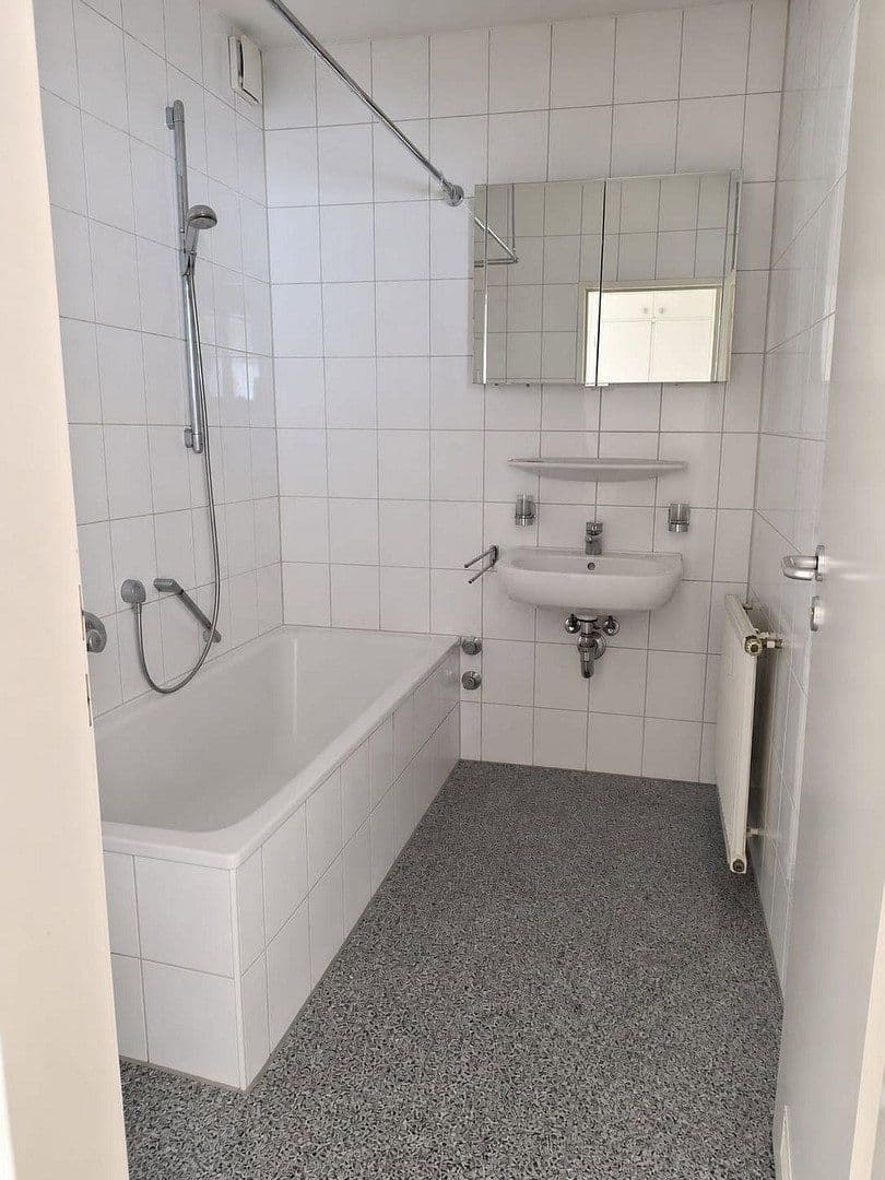 Prenájom bytu 2-izbový 80 m², Friedrichshafen, Bádensko-Wurttembersko Prenájom bytu 2-izbový 80 m², Friedrichshafen, Bádensko-Wurttembersko