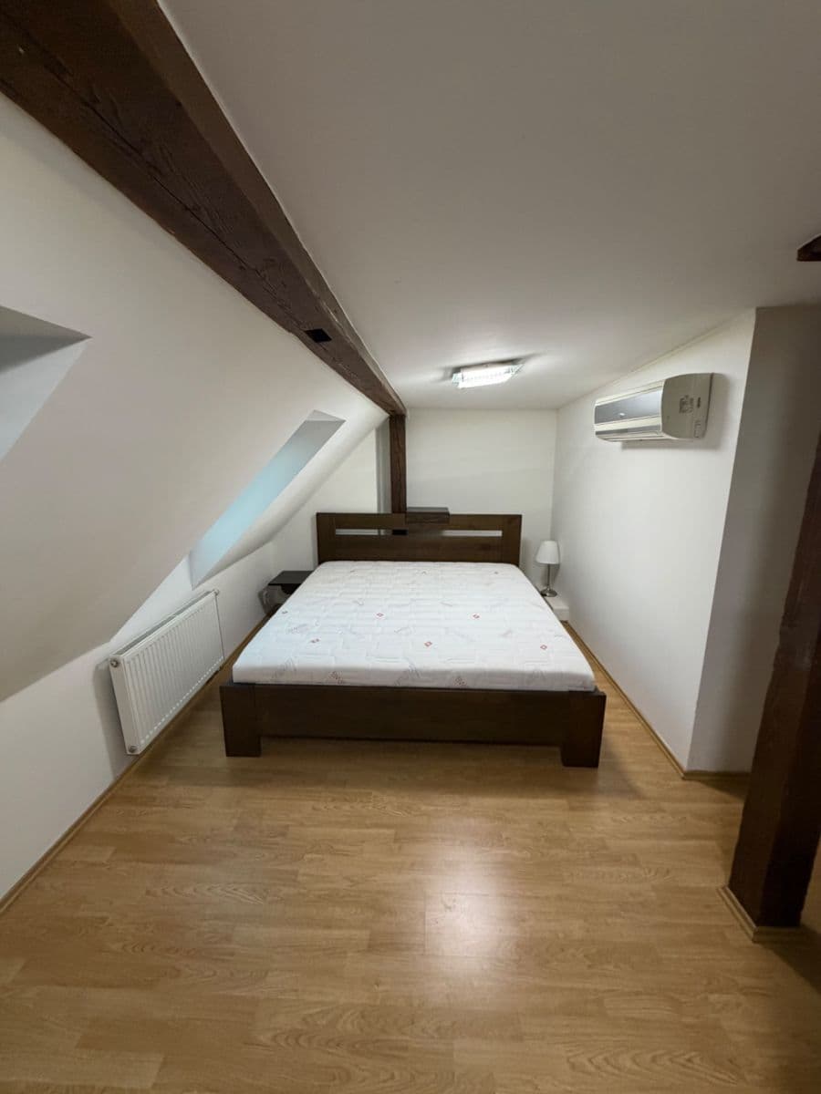 Prenájom bytu 4-izbový 146 m², Hradeckých, Praha, Praha Prenájom bytu 4-izbový 146 m², Hradeckých, Praha, Praha
